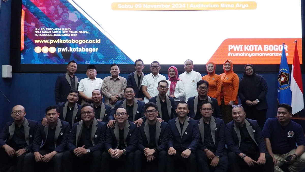 Ketua PWI Kota Bogor Titipkan Pesan Khusus untuk Dedie - Jenal Ketua PWI Kota Bogor, Herman Indrabudi (Keempat Kiri Atas), bersama jajaran pengurus. (Yudha Prananda / Jabar Ekspres)