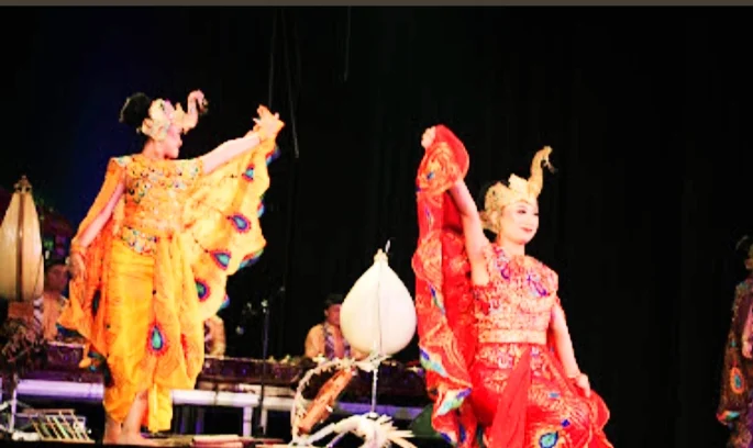 Bawa Tari Jaipong ke Panggung Internasional: Cerita Perjalanan Reva, Remaja Asal Cimahi yang Diundang Duta Besar Indonesia untuk Bosnia Reva Nabila Putri (18) Remaja Asal Kota Cimahi yang Diundang Duta Besar Indonesia untuk Bosnia dalam Acara 'Art Performance' di Sarajevo, Bosnia (ist)