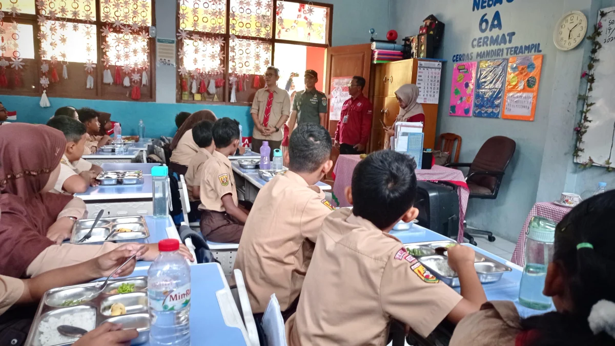 Terungkap! Ini Penyebab Program MBG di Bandung Barat Belum Menyasar Sekolah Pelosok Siswa SDN 1 Batujajar, Bandung Barat saat menerima Makan Bergizi Gratis/Suwitno/Jabar Ekspres/