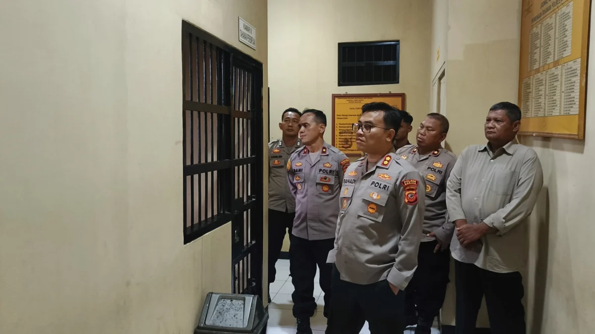 Hari Pertama Menjabat, Kapolres Banjar Cek Ruang Tahanan Kapolres Banjar AKBP Tyas Puji Rahadi saat mengecek ruang tahanan di Mapolres Banjar, Kamis 16 Januari 2025. (Cecep Herdi/Jabar Ekspres)
