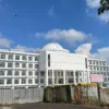 Gedung DPRD Bandung Barat mangkrak di Jalan Raya Cijamil-Cisarua, Kecamatan Ngamprah. Dok Jabar Ekspres/wit