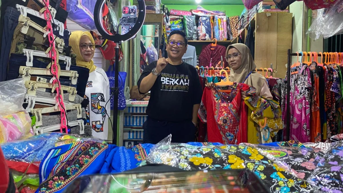 Direktur Umum Perumda Tohaga Haris Setiawan saat melakukan live tiktok bersama pedagang di Pasar Ciluar, Jumat 17 Januari 2024. Foto : Regi / Jabar Ekspres