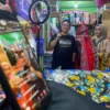 Direktur Umum Perumda Tohaga Haris Setiawan saat melakukan live tiktok bersama pedagang di Pasar Ciluar, Jumat 17 Januari 2024. Foto : Sandika /jabarekspres.com