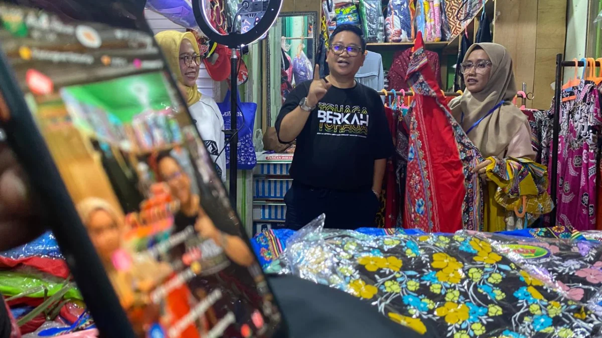 Direktur Umum Perumda Tohaga Haris Setiawan saat melakukan live tiktok bersama pedagang di Pasar Ciluar, Jumat 17 Januari 2024. Foto : Sandika /jabarekspres.com