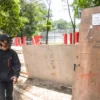 Ilustrasi: Warga berjalan di dekat proyek renovasi taman di Lapangan Supratman, Kota Bandung, Jum'at (17/1). Pemerintah Kota Bandung merenovasi beberapa taman yang ada di Kota Bandung salah satunya berlokasi di taman lapangan Supratman. Foto: Dimas Rachmatsyah / Jabar Ekspres