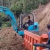 Alat berat diterjunkan dalam proses evakuasi meterial longsor yang menutup akses jalan di Kampung Tugu, Kecamatan Gununghalu. Dok BPBD KBB