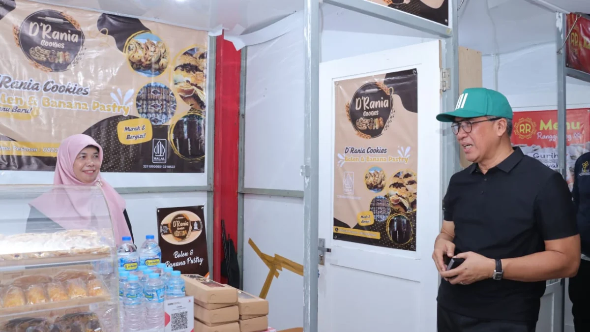 Revitalisasi Lantai Tiga Pasar Atas Cimahi, Pemkot Harapkan UMKM Kreatif Bisa Bangkit Pj Wali Kota Cimahi, Dicky Saromi saat Meninjau Lantai Tiga Pasar Atas yang Sudah Di Revitalisasi/Firman Satria/Jabar Ekspres/