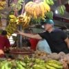 Pj Wali Kota Cimahi, Dicky Saromi saat Meninjau Sejumlah Kios Pedagang di Pasar Atas Cimahi/Firman Satria/Jabar Ekspres/