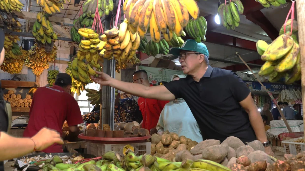 Pj Wali Kota Cimahi, Dicky Saromi saat Meninjau Sejumlah Kios Pedagang di Pasar Atas Cimahi/Firman Satria/Jabar Ekspres/