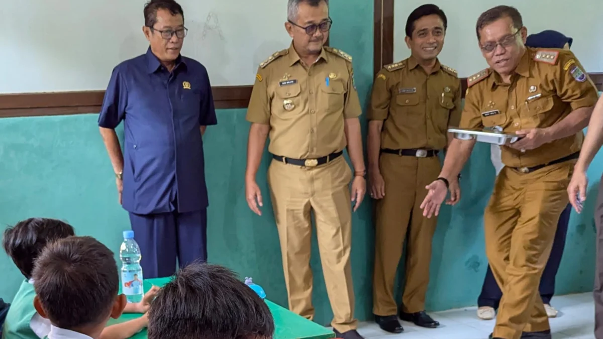 Ketua DPRD Ciamis Nanang Permana (kiri) saat menghadiri launching MBG di Banjarsari Ciamis belum lama ini. Ia mengusulkan, anggaran Bansos tahun 2026 dihilangkan. (Cecep Herdi/Jabar Ekspres)