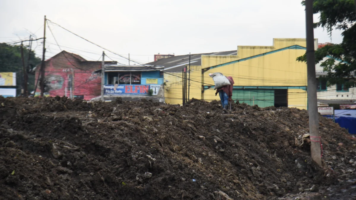 Ujung Cerita Fenomena ‘Gurun Sampah’ Pasar Induk Caringin Ilustrasi: Suasana terkini Pasar Induk Caringin setelah sampah di angkut, Rabu (15/1). Foto: Dimas Rachmatsyah / Jabar Ekspres