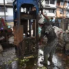 Ilustrasi: Seorang pekerja sedang mengoperasikan mesin pres untuk pengolahan sampah di Pasar Induk Caringin, Kota Bandung, Kamis (16/1). Foto: Dimas Rachmatsyah / Jabar Ekspres