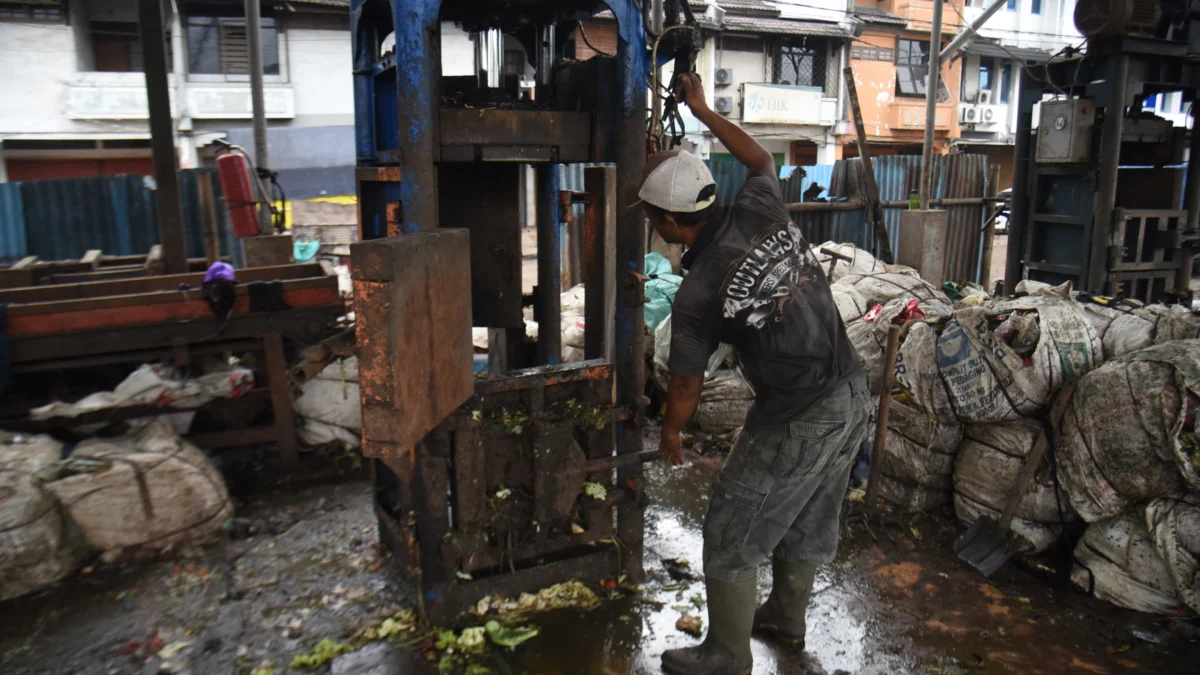 Ilustrasi: Seorang pekerja sedang mengoperasikan mesin pres untuk pengolahan sampah di Pasar Induk Caringin, Kota Bandung, Kamis (16/1). Foto: Dimas Rachmatsyah / Jabar Ekspres