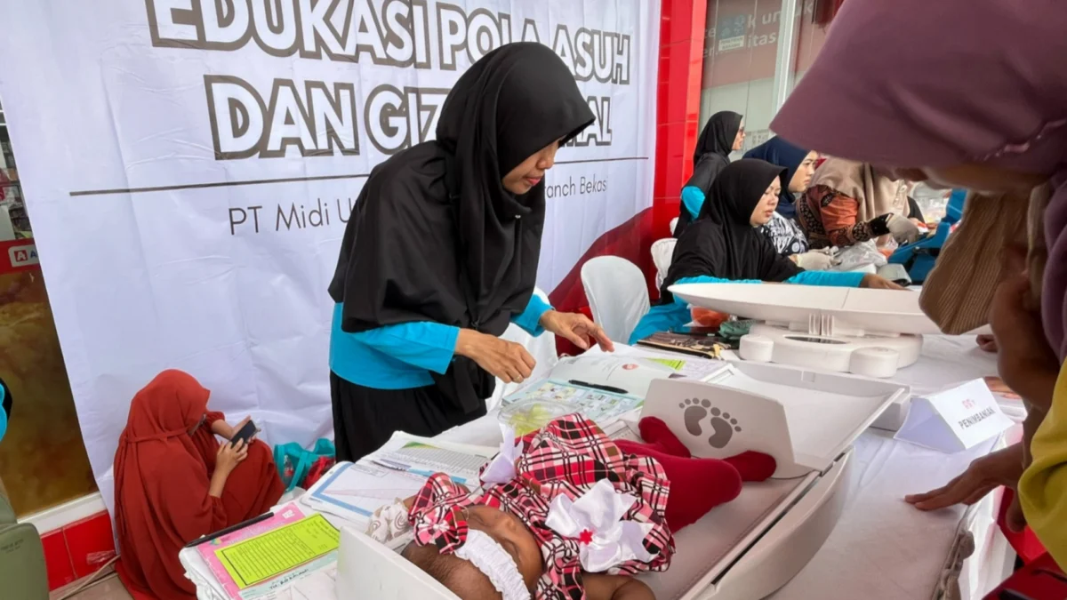 Keluarga Balita Antusias Ikut Posyandu di Alfamidi Ciantra Super