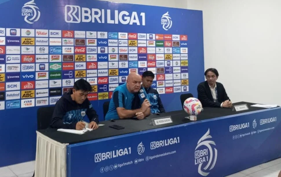 Pelatih Persib Bandung, Bojan Hodak (tengah) usai pertandingan melawan Dewa United di Stadion GBLA, Jum'at (17/1) malam/Sandi Nugraha/Jabar Ekspres/