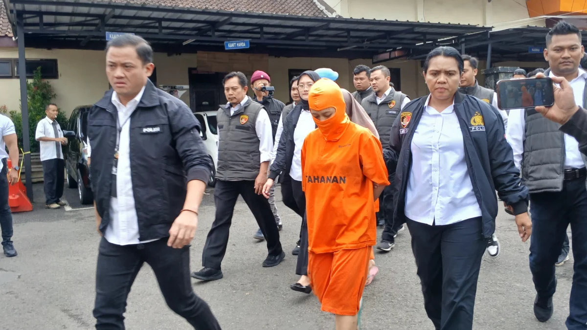 Modus Arisan Bodong, Dua Ibu Rumah Tangga Asal Cimahi Bawa Kabur Uang Member hingga Rp400 Juta Pelaku Arisan Bodong Saat Diringkus Polres Cimahi usai Gelapkan Uang Korban Senilai Rp. 400 Juta (Mong / Jabar Ekspres)