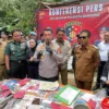 Polresta Bandung membongkar praktik tambang emas ilegal yang telah beroperasi selama 14 tahun di wilayah Desa Cibodas, Kecamatan Kutawaringin, Kabupaten Bandung. Foto Agi / Jabar Ekspres