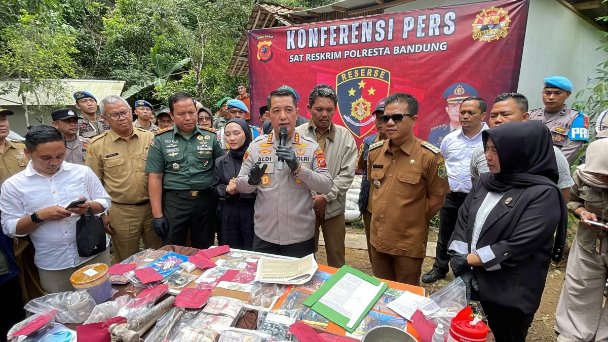 Polresta Bandung membongkar praktik tambang emas ilegal yang telah beroperasi selama 14 tahun di wilayah Desa Cibodas, Kecamatan Kutawaringin, Kabupaten Bandung. Foto Agi / Jabar Ekspres