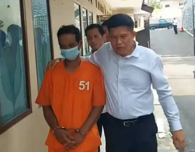 Kasat Reskrim Polres Ciamis AKP Joko Prihatin (kanan) saat menggelandang seorang tersangka di Mapolres Ciamis. Terbaru, pihaknya berhasil meringkus pria yang diduga sopir DPRD Banjar karema kasus tipu gelap mobil rental. (Cecep Herdi/Jabar Ekspres)