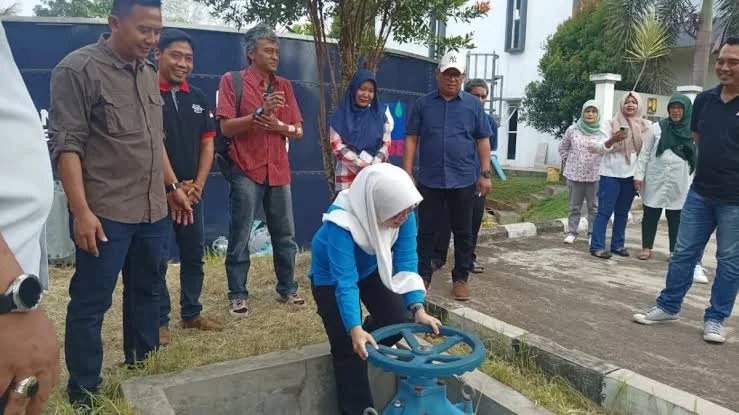 Perumdam Tirta Anom Banjar meresmikan sambungan rumah (SR) distribusi air bersih di Kelurahan Situ Batu Kecamatan Banjar Jawa Barat. Target seribu langganan hingga tahun 2025 ini masih belum tercapai. (Cecep Herdi/Jabar Ekspres)