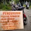 Papan proyek pengumuman swadaya perbaikan jalan Cikakak di Desa Bayulayang, Kecamatan Cililin, Bandung Barat. Dok warga Desa Batulayang