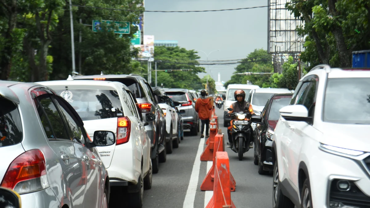 Dok. Pengendara sepeda motor melewati kemacetan di jalan Buah Batu, Kota Bandung, Senin (20/1). Foto: Dimas Rachmatsyah / Jabar Ekspres.