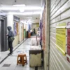Suasana terkini lapak pedagang di Pasar Baru Trade Center, Kota Bandung, Senin (20/1). Sejumlah ruko masih tampak tutup. Foto: Dimas Rachmatsyah / Jabar Ekspres