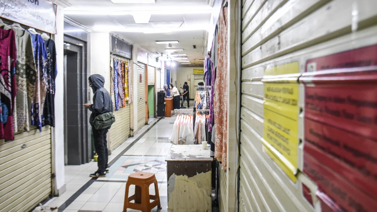 Pedagang Pasar Baru Desak Sikap Tegas Perumda Suasana terkini lapak pedagang di Pasar Baru Trade Center, Kota Bandung, Senin (20/1). Sejumlah ruko masih tampak tutup. Foto: Dimas Rachmatsyah / Jabar Ekspres