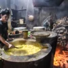 Pekerja menyelesaikan produksi Tahu Cibuntu di Kota Bandung, Senin (20/1). Dinas Pariwisata dan Kebudayaan Provinsi Jawa Barat telah menetapkan 42 karya budaya sebagai Warisan Budaya Tak Benda (WBTB) di tahun 2025 dan salah satunya yaitu Tahu Cibuntu yang ada di Kota Bandung. Foto: Dimas Rachmatsyah / Jabar Ekspres