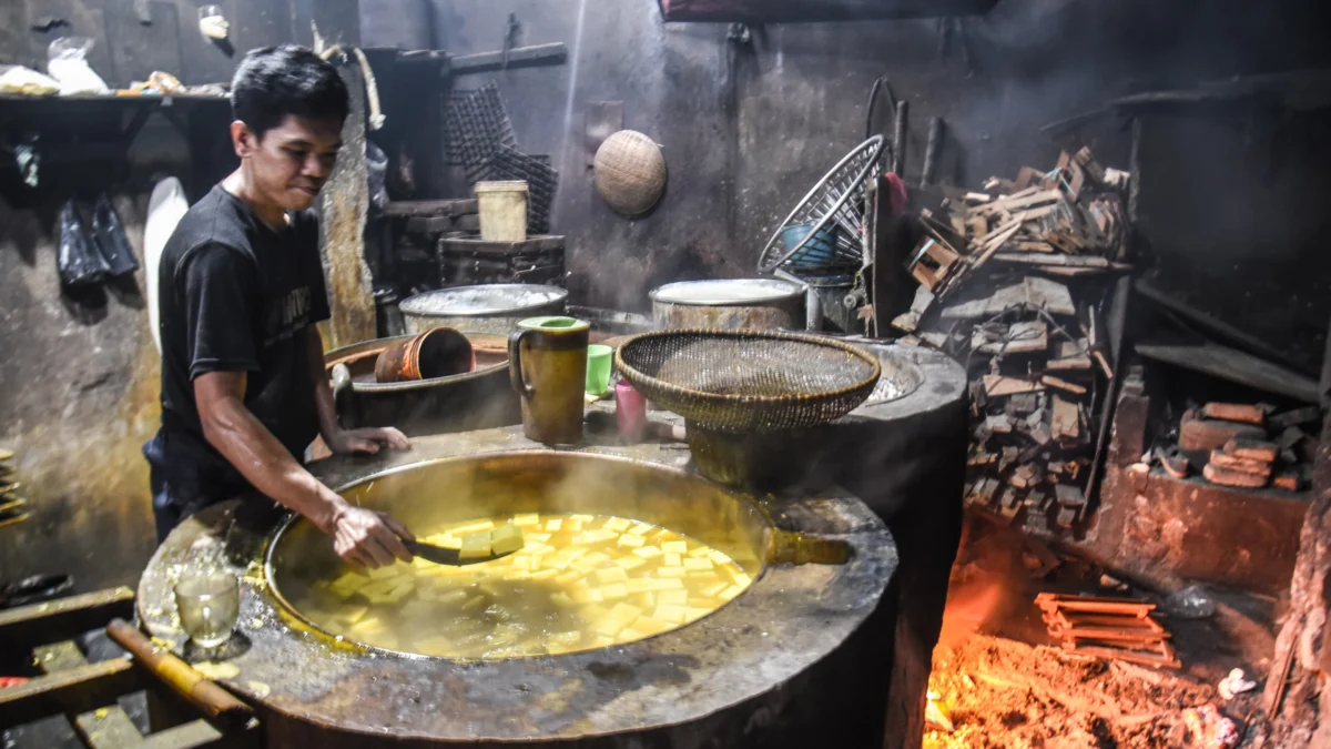 Pekerja menyelesaikan produksi Tahu Cibuntu di Kota Bandung, Senin (20/1). Dinas Pariwisata dan Kebudayaan Provinsi Jawa Barat telah menetapkan 42 karya budaya sebagai Warisan Budaya Tak Benda (WBTB) di tahun 2025 dan salah satunya yaitu Tahu Cibuntu yang ada di Kota Bandung. Foto: Dimas Rachmatsyah / Jabar Ekspres