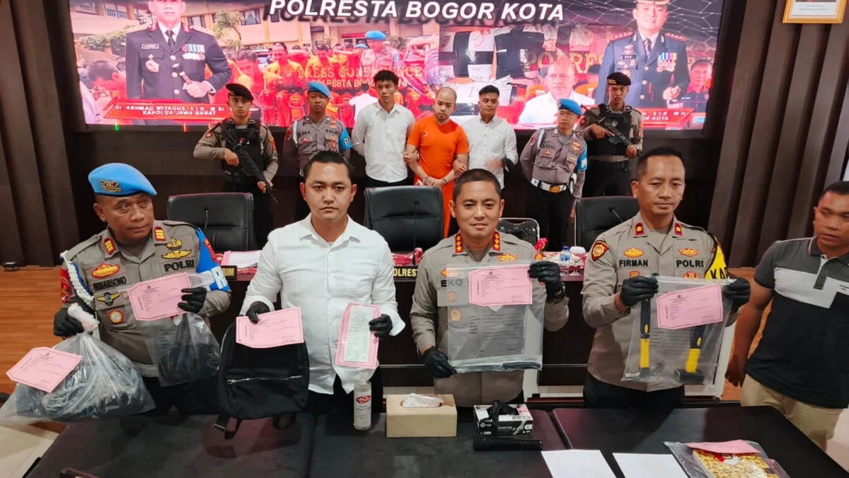 Kapolresta Bogor Kota, Kombes Pol Eko Prasetyo bersama jajaran saat menunjukkan sejumlah barang bukti, Senin (20/01) Sore. (Yudha Prananda / Jabar Ekspres)