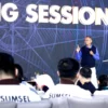 Mantan Menteri Badan Usaha Milik Negara (BUMN) sekaligus Founder Disway News Network Dahlan Iskan saat menyampaikan kiat sukses di Sales and Service Summit Award 2025 May Bank, Selasa (21/1).(son / Jabar Ekspres)