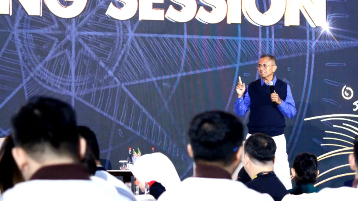 Mantan Menteri Badan Usaha Milik Negara (BUMN) sekaligus Founder Disway News Network Dahlan Iskan saat menyampaikan kiat sukses di Sales and Service Summit Award 2025 May Bank, Selasa (21/1).(son / Jabar Ekspres)