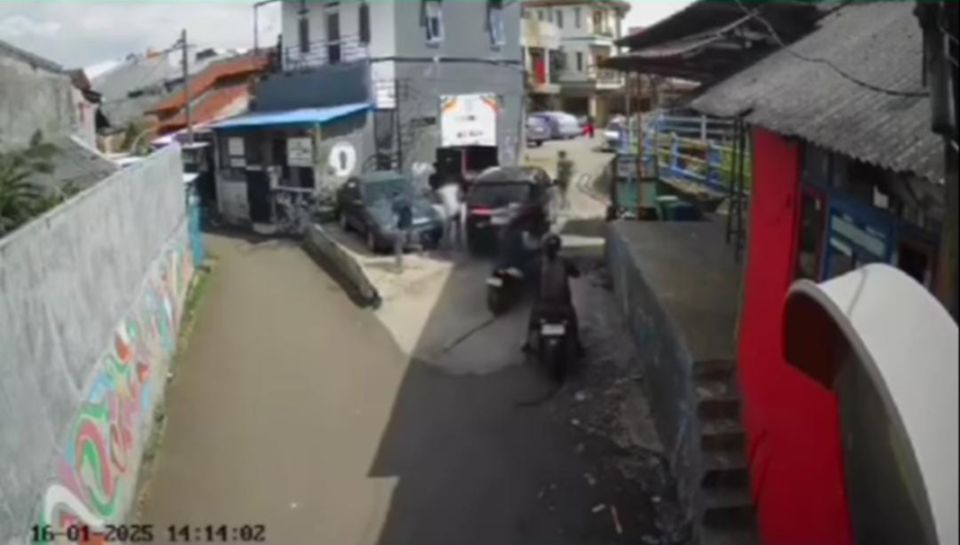 Ist. Tangkap layar rekaman CCTV saat Komplotan pencuri viral di Medsos usai terjebak di jalan buntu. Dok. Istimewa.
