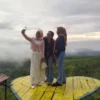 Warga Kota Banjar berswafoto di salah satu spot di Puncak Pagarbatu, Desa Batulawang Kota Banjar, Selasa 21 Januari 2025. (Cecep Herdi/Jabar Ekspres)