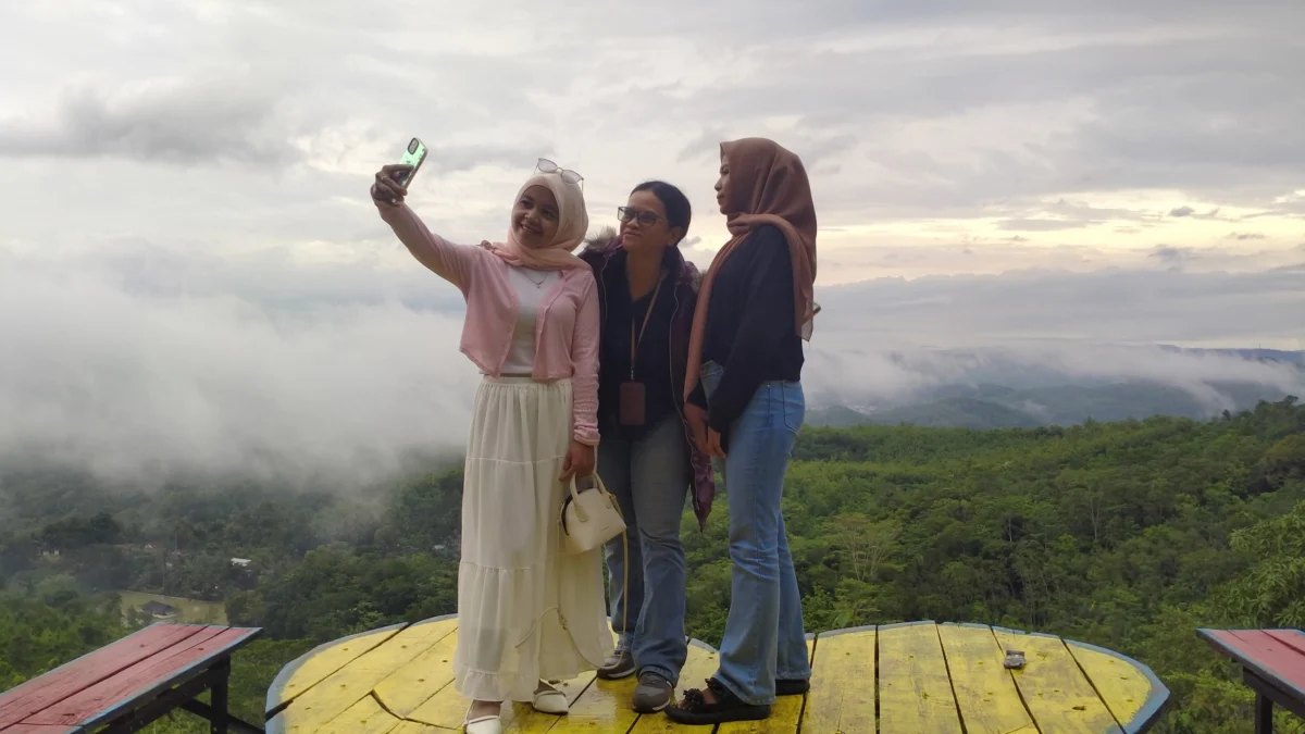 Warga Kota Banjar berswafoto di salah satu spot di Puncak Pagarbatu, Desa Batulawang Kota Banjar, Selasa 21 Januari 2025. (Cecep Herdi/Jabar Ekspres)