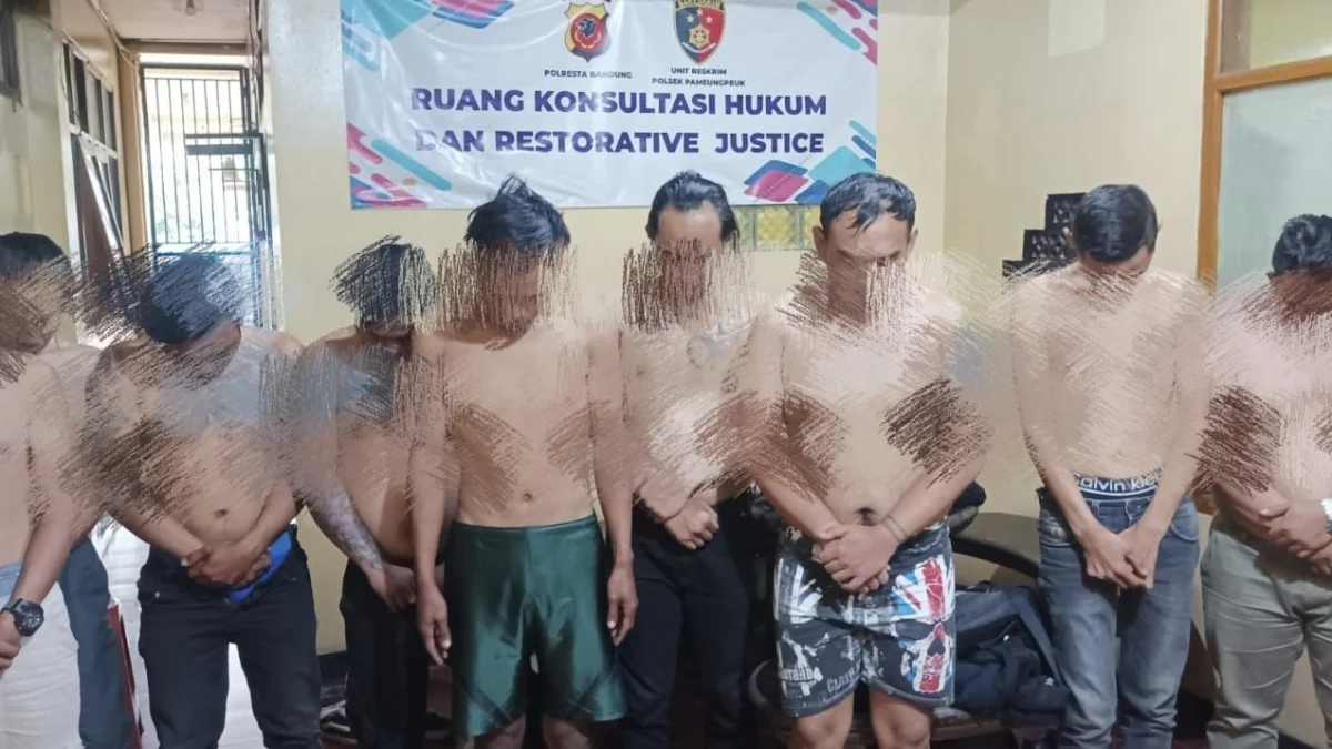 Sepuluh orang yang diduga sebagai debt collector atau mata elang (matel) berhasil diamankan oleh Kepolisian Sektor (Polsek) Pameungpeuk lantaran melakukan tindakan pemerasan. Foto Istimewa