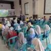 Kelompok 5 Marga Ayutha, Universitas Siliwangi, Kota Tasikmalaya, sedang melaksanakan Praktek Belajar Lapangan (PBL) bersama warga setempat di aula kantor Desa Batulawang, Kecamatan Pataruman, Kota Banjar, Jawa Barat, Selasa 21 Januari 2025. (Cecep Herdi/Jabar Ekspres)