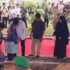 Rudy Susmanto dan keluarga pada acara prosesi pemindahan makam, di Puri Nirwana Estate, Kabupaten Bogor, Selasa (21/1). Foto: Regi/RadarJabar
