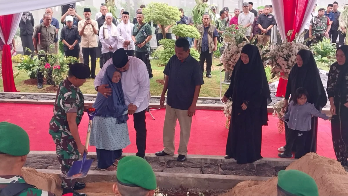 Rudy Susmanto dan keluarga pada acara prosesi pemindahan makam, di Puri Nirwana Estate, Kabupaten Bogor, Selasa (21/1). Foto: Regi/RadarJabar
