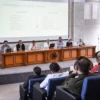 Suasana jalannya seminar di Auditorium Gedung Dekanat Unisba, Jalan Tamansari, Kota Bandung, Selasa (21/1). Dalam acara seminar yang diinisiasi oleh mahasiswa Magister Ilmu Komunikasi Unisba 2023 itu mengusung tema bertajuk Ekosistem Informasi Yang Sehat, Meningkatkan Kualitas Karya Jurnalistik. Foto: Dimas Rachmatsyah / Jabar Ekspres