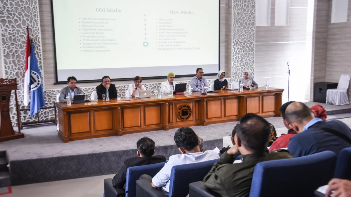 Suasana jalannya seminar di Auditorium Gedung Dekanat Unisba, Jalan Tamansari, Kota Bandung, Selasa (21/1). Dalam acara seminar yang diinisiasi oleh mahasiswa Magister Ilmu Komunikasi Unisba 2023 itu mengusung tema bertajuk Ekosistem Informasi Yang Sehat, Meningkatkan Kualitas Karya Jurnalistik. Foto: Dimas Rachmatsyah / Jabar Ekspres
