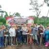 Polresta Bandung bersama Forkopimda Kabupaten Bandung melaksanakan penanaman jagung di kawasan Mekarlaksana, Kecamatan Ciparay, Kabupaten Bandung, Selasa (21/1). Foto Istimewa