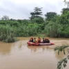 Tim SAR Gabungan saat melakukan operasi pencarian seorang pria bernama Jaenudin (49) yang diduga terjatuh dan teggelam di Sungai Ciberes yang berada di wilayah Desa Bojonggebang, Kecamatan Babakan, Kabupaten Cirebon, Jawa Barat. (Kantor SAR Bandung for Jabar Ekspres)