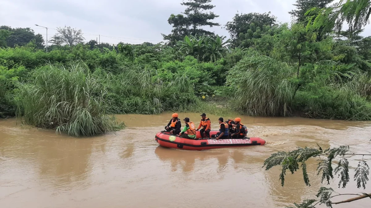 Tim SAR Gabungan saat melakukan operasi pencarian seorang pria bernama Jaenudin (49) yang diduga terjatuh dan teggelam di Sungai Ciberes yang berada di wilayah Desa Bojonggebang, Kecamatan Babakan, Kabupaten Cirebon, Jawa Barat. (Kantor SAR Bandung for Jabar Ekspres)
