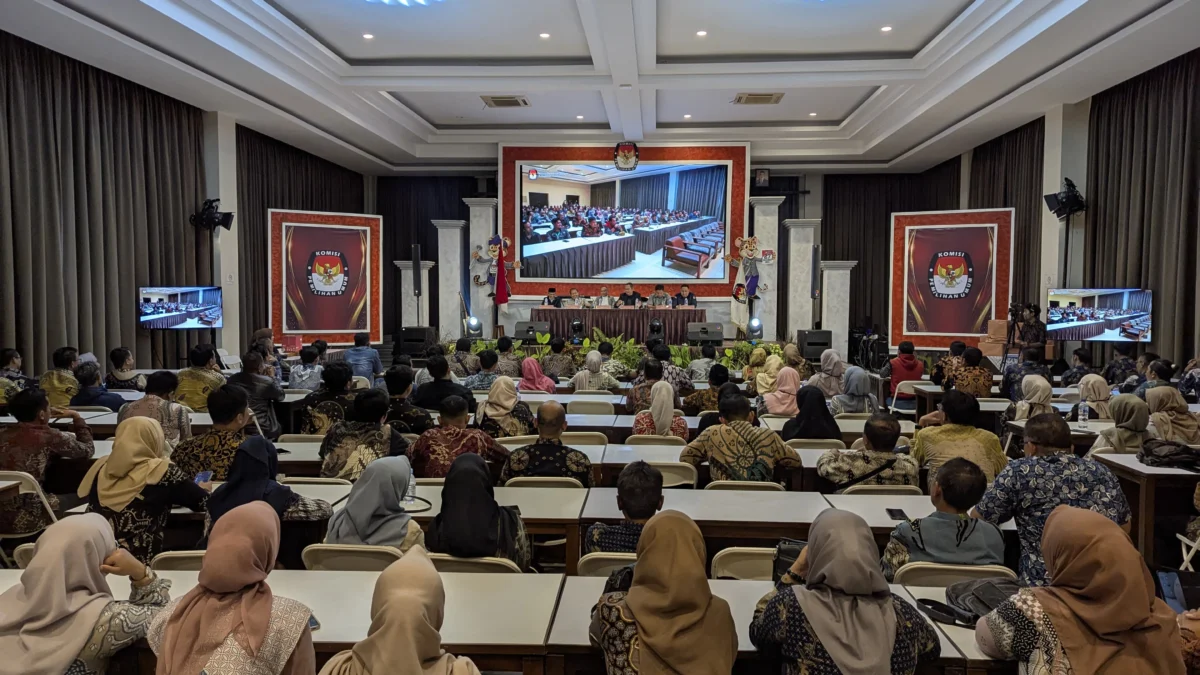 PPK se-Kabupaten Ciamis mengikuti rapat evaluasi kinerja yang dilaksanakan KPU Ciamis di salah satu hotel di Kabupaten Pangandaran, Selasa 21 Januari 2025 malam. (Cecep Herdi/Jabar Ekspres)