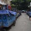 SEPI: Warga berjalan di dekat gerobak Pedagang Kaki Lima (PKL) di kawasan Cikapundung, Jl. Asia Afrika, Kota Bandung, Rabu (22/1). Foto: Dimas Rachmatsyah / Jabar Ekspres