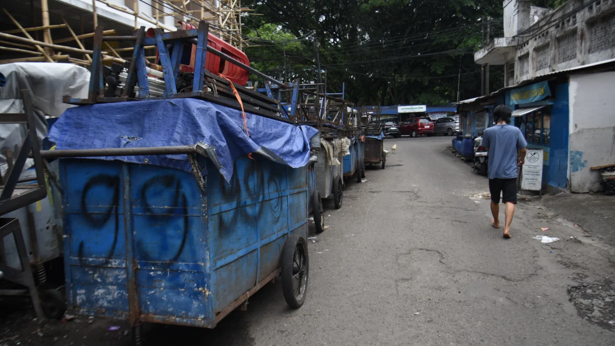 Zona Bebas PKL, Ujian Ketegasan Pemkot Bandung Jelang Libur Panjang SEPI: Warga berjalan di dekat gerobak Pedagang Kaki Lima (PKL) di kawasan Cikapundung, Jl. Asia Afrika, Kota Bandung, Rabu (22/1). Foto: Dimas Rachmatsyah / Jabar Ekspres