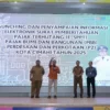 Lampaui Target 16,69 Persen, PAD Kota Cimahi 2024 Tembus Rp500 Miliar Kepala Bappenda Kota cimahi, Muhammad Ronny (Kiri) Bersama Pj Wali Kota Cimahi, Benny Bachtiar dan Pj Sekretaris Daerah Kota Cimahi, Budi Raharja saat Launching E-SPPT di Techno Park Cimahi/Firman Satria/