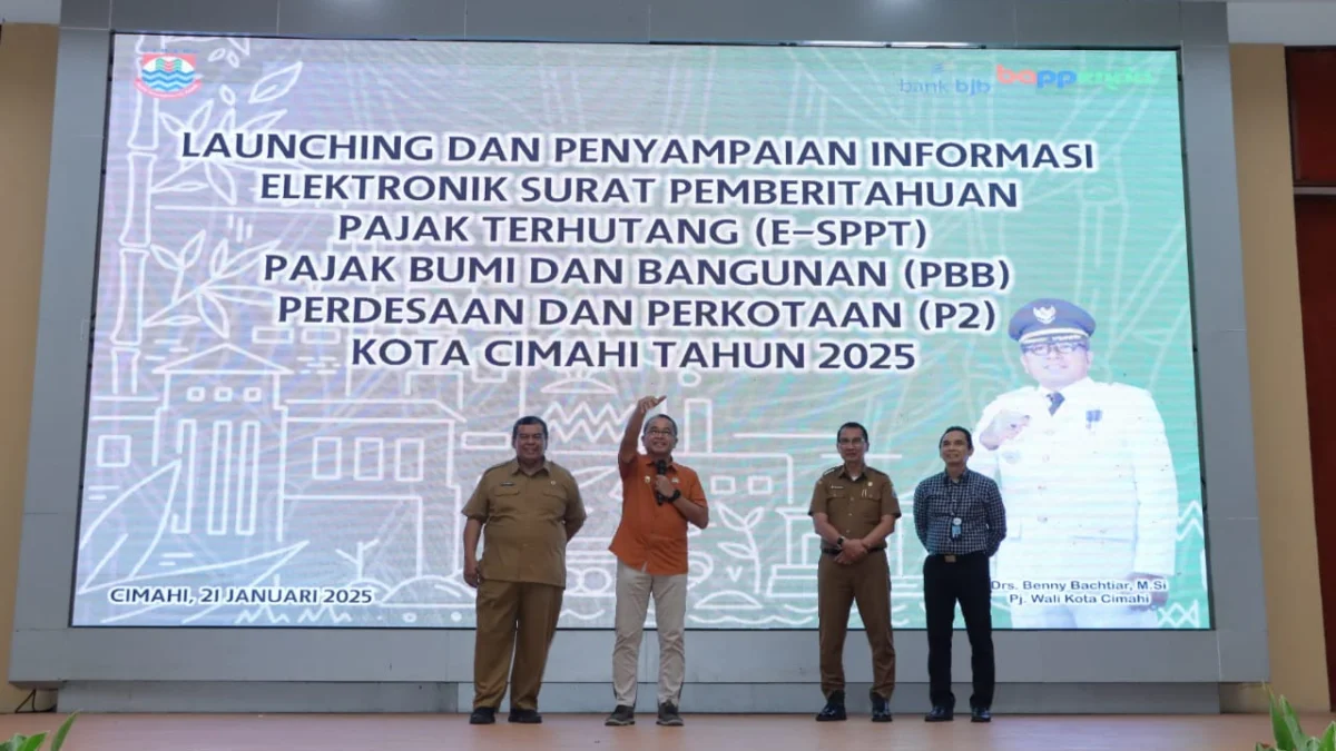 Kepala Bappenda Kota cimahi, Muhammad Ronny (Kiri) Bersama Pj Wali Kota Cimahi, Benny Bachtiar dan Pj Sekretaris Daerah Kota Cimahi, Budi Raharja saat Launching E-SPPT di Techno Park Cimahi/Firman Satria/